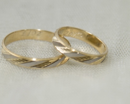 Eheringe Bei der Hochzeit stecken sich Mann und Frau die Eheringe als gegenseitiges Zeichen der Liebe und Treue an.